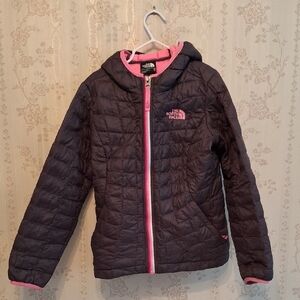 Girls XS / Size 6 The North Face Dark Charcoal & Pink Quilted Mid-Season Jacket